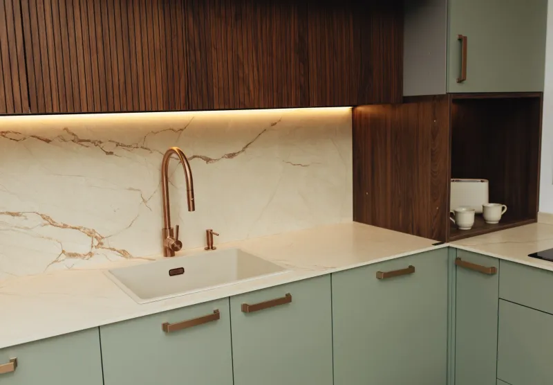 Elegante cocina verde